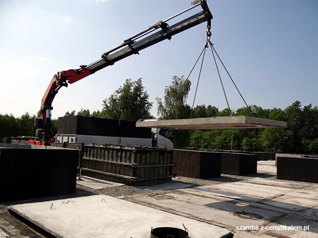 Załadunek szczelnego szamba betonowego do transportu  w Gorzowie Śląskim